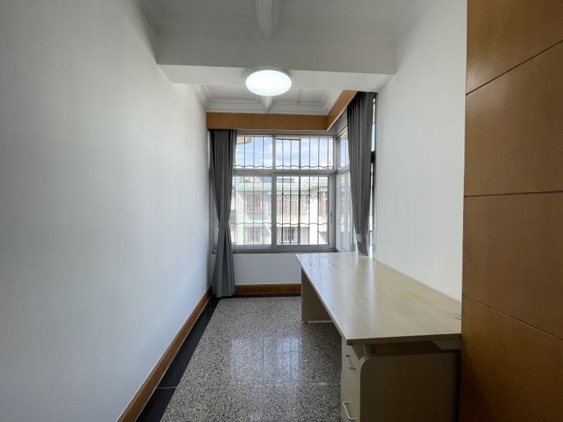 3室2廳2陽(yáng)臺(tái) 白龍小區(qū)陽(yáng)臺(tái)