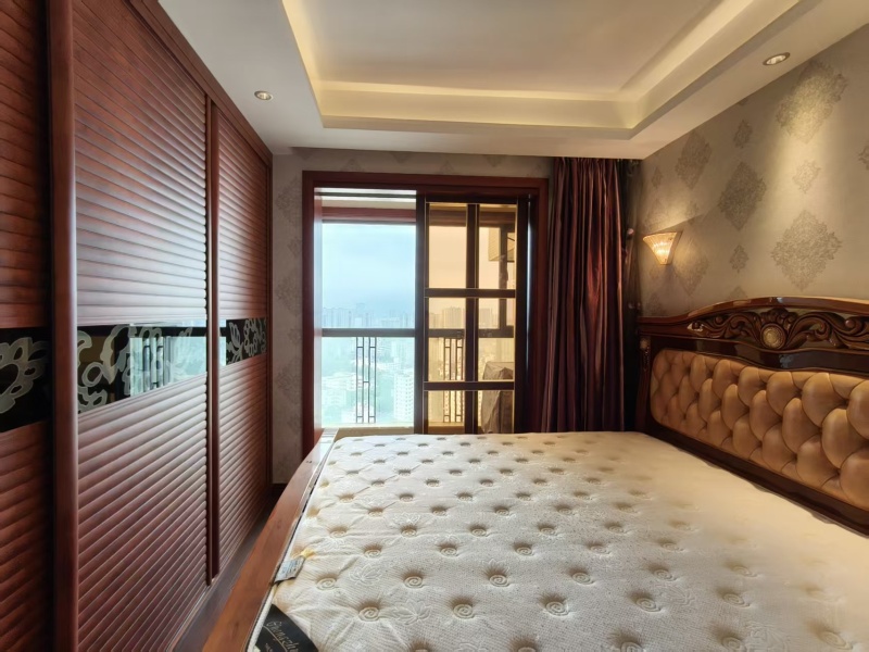 3室2廳2陽臺(tái) 盛高大城二期臥室