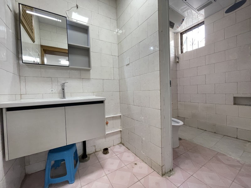 3室2廳2陽(yáng)臺(tái) 白龍小區(qū)衛(wèi)生間