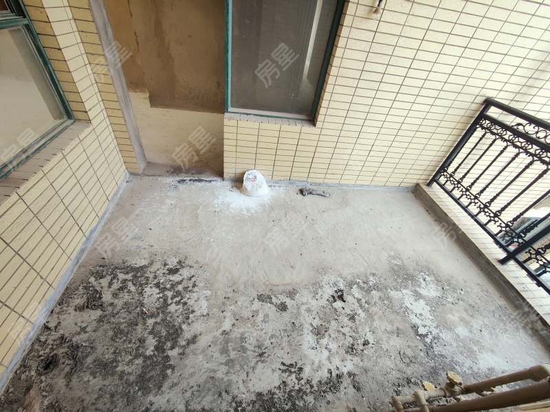 5室2廳2陽臺(tái) 貴研自然界陽臺(tái)