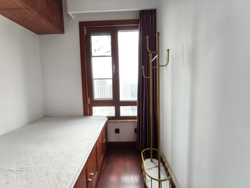 3室2廳2陽臺(tái) 盛高大城二期臥室