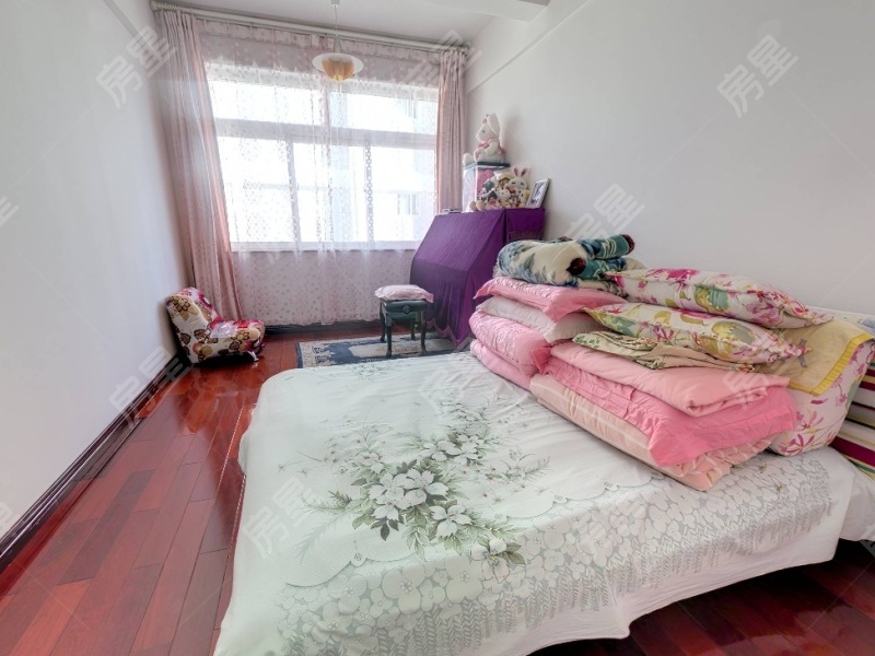 4室2廳1陽臺 萬源小區(qū)臥室