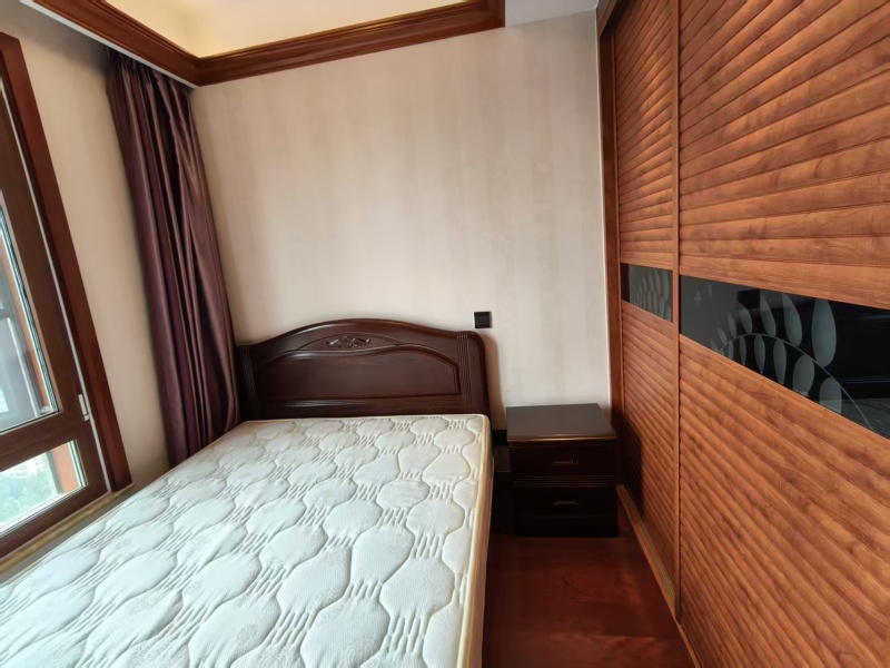 3室2廳2陽臺(tái) 盛高大城二期臥室