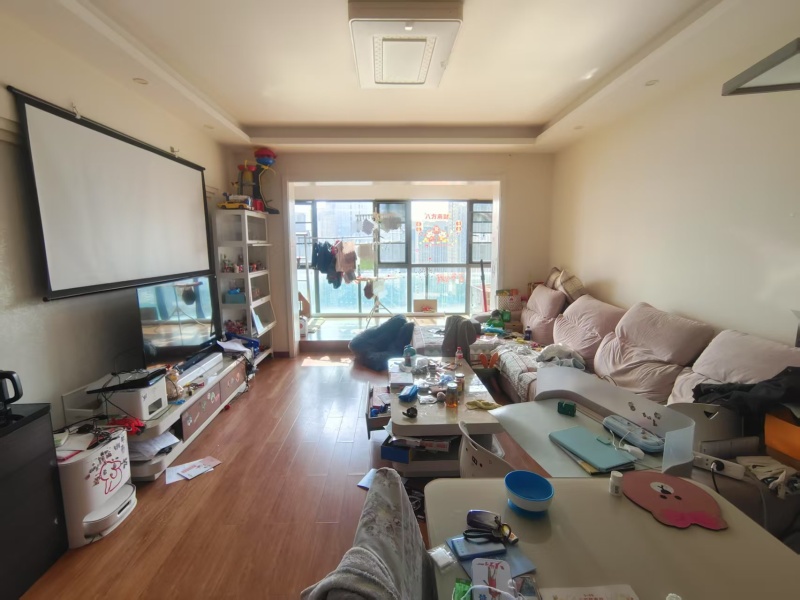 4室2廳2陽臺 金域緹香客廳