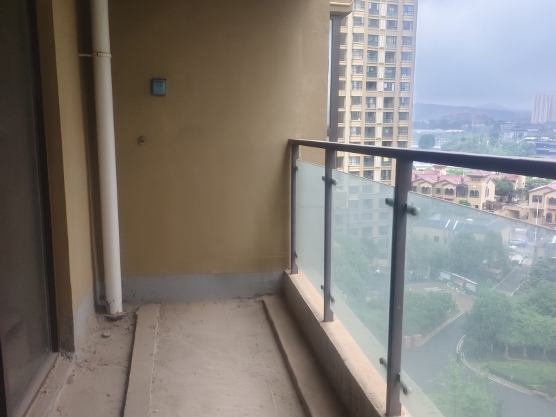昆明湖中坝14号地块臻园B区阳台