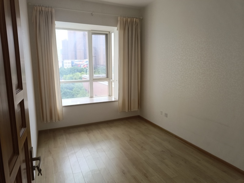 4室2廳2陽臺 湖畔之夢臥室