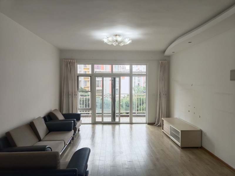 4室2廳2陽臺 湖畔之夢客廳