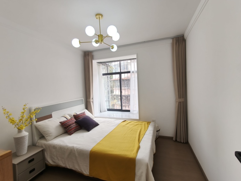 3室2廳1陽(yáng)臺(tái) 東華小區(qū)客廳