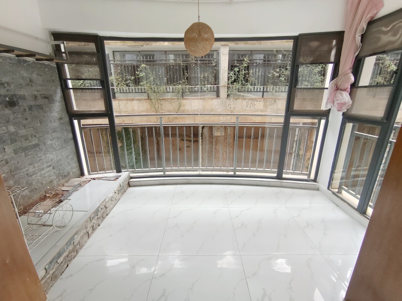 3室2廳2陽(yáng)臺(tái) 東驤神駿二期陽(yáng)臺(tái)