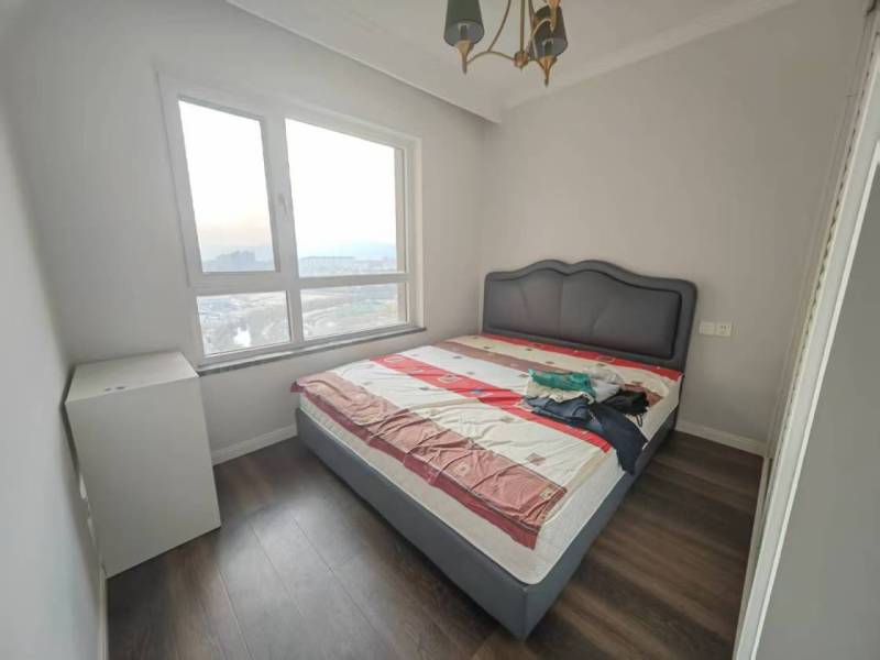 4室2廳4陽臺 藍(lán)光水岸公園臥室