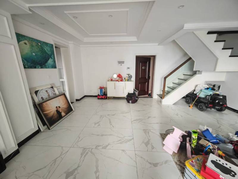 4室2廳4陽臺 藍(lán)光水岸公園餐廳