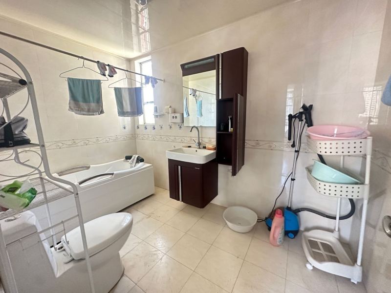 4室2廳2陽臺 世紀(jì)城華春苑衛(wèi)生間