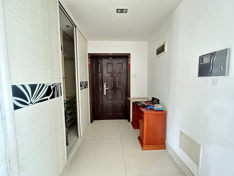 4室2廳2陽臺(tái) 世紀(jì)城華春苑門廳