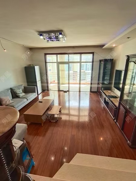 3室2廳1陽臺(tái) 盛世豪庭四期客廳