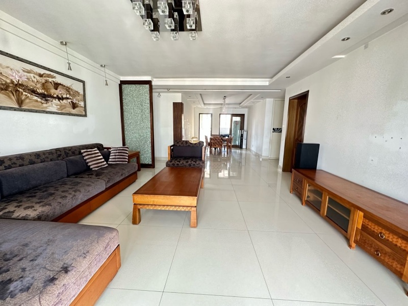 4室2廳2陽臺(tái) 世紀(jì)城華春苑客廳