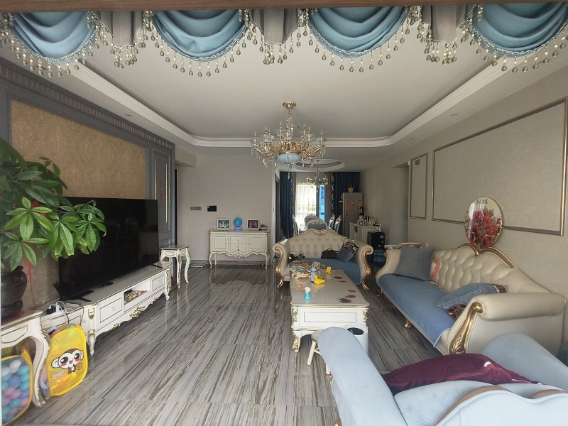 4室2廳2陽(yáng)臺(tái) 碧桂園紫臺(tái)客廳