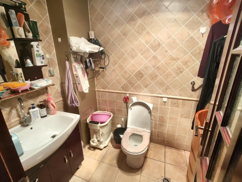 5室2廳2陽臺 北辰小區(qū)櫻花苑衛(wèi)生間