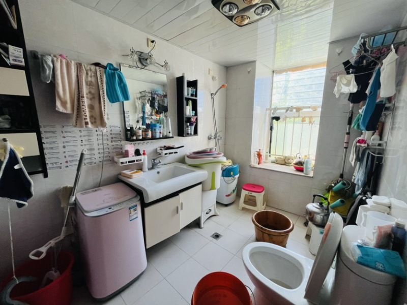 4室2廳2陽臺 中央麗城衛(wèi)生間