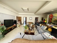 4室2廳2陽臺 中央麗城客廳