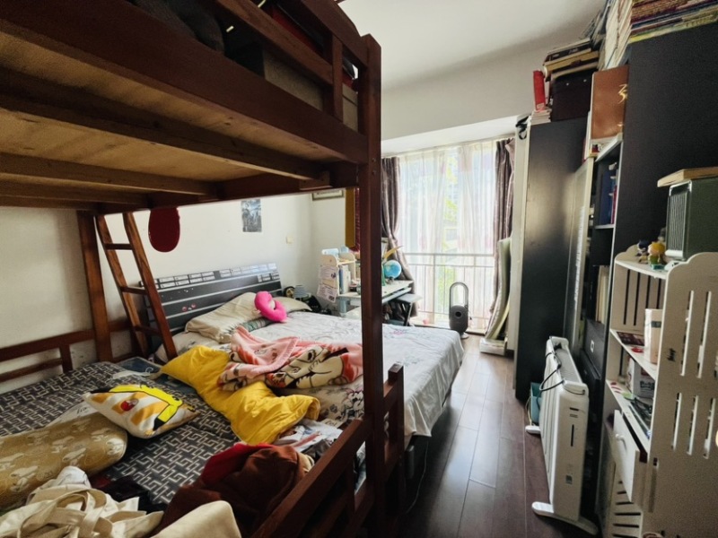 4室2廳2陽臺 中央麗城臥室