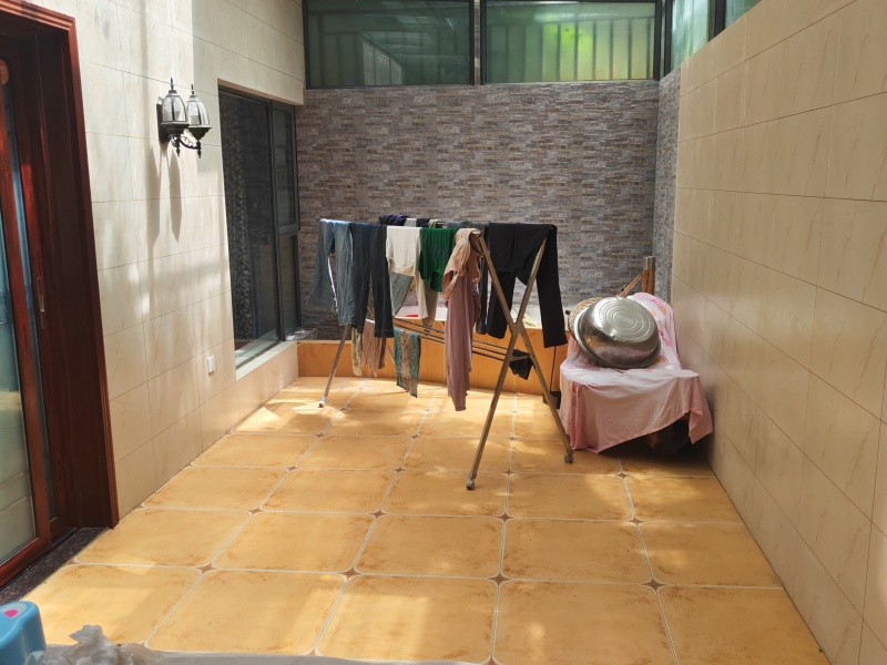 6室2廳2陽(yáng)臺(tái) 西府景苑自家花園