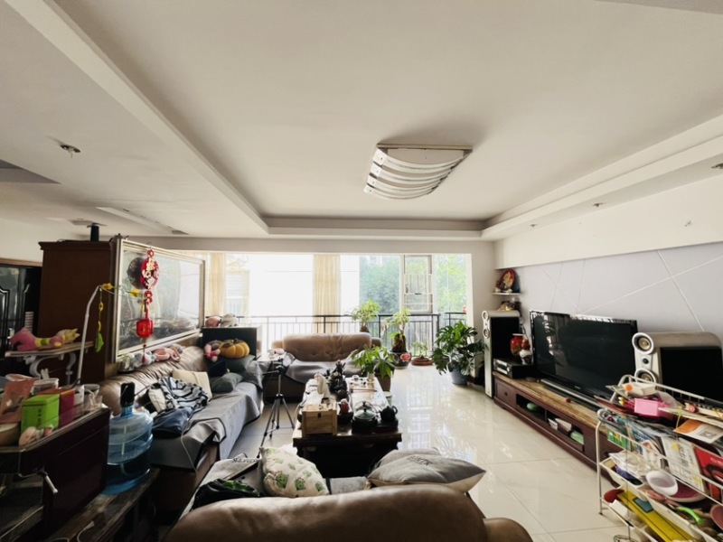 4室2廳2陽臺 中央麗城客廳