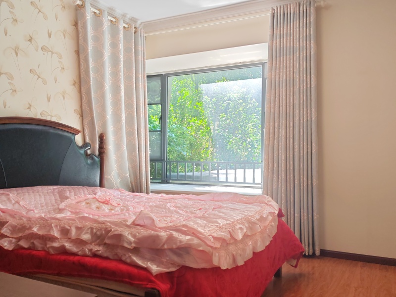 6室2廳2陽(yáng)臺(tái) 西府景苑臥室