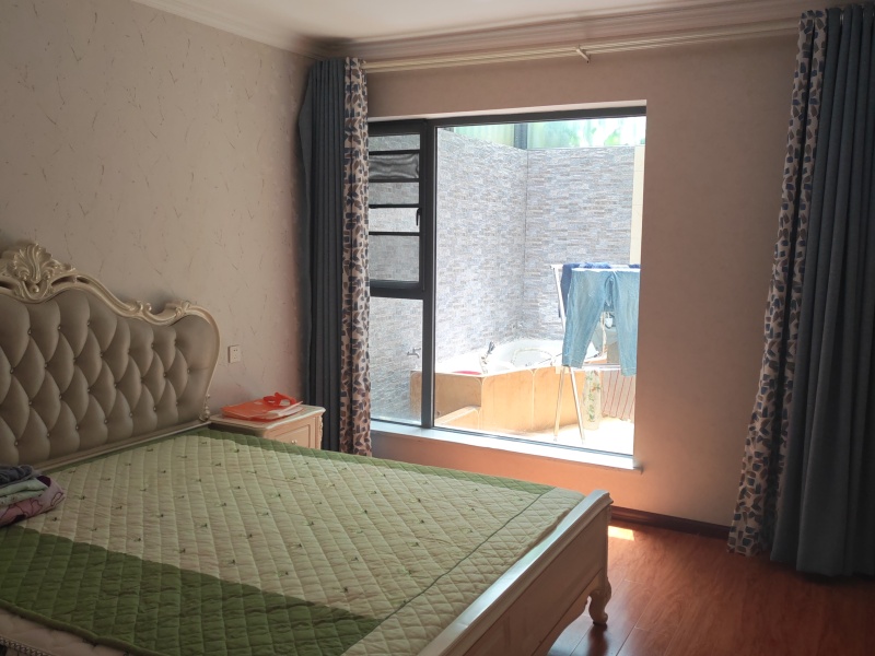 6室2廳2陽(yáng)臺(tái) 西府景苑臥室