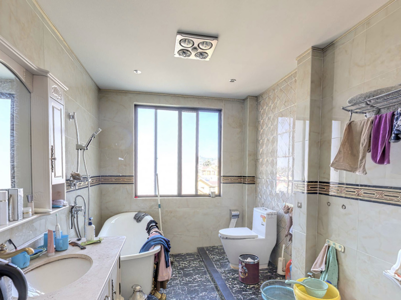 5室3廳2陽臺 果林湖畔別墅衛(wèi)生間