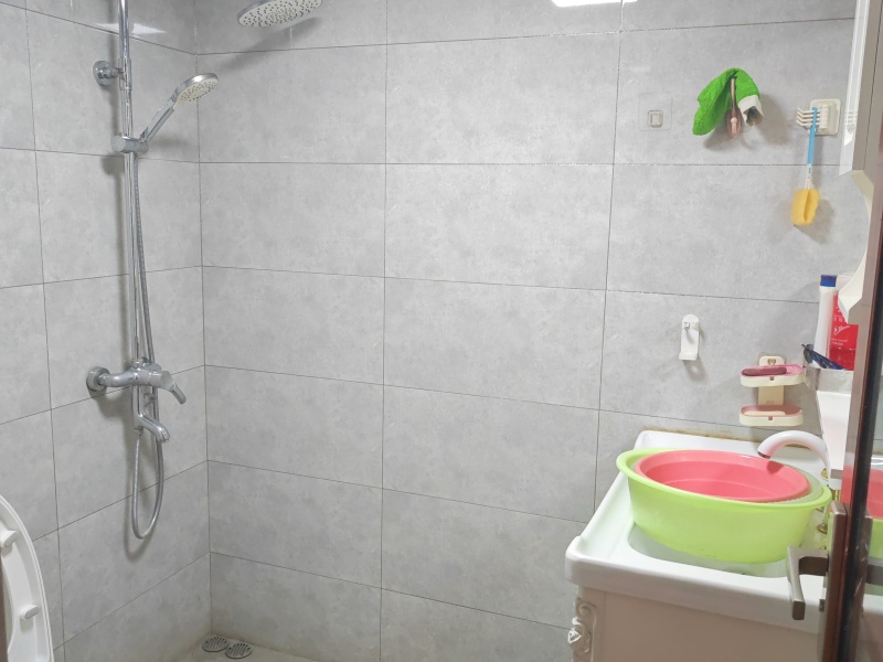 6室2廳2陽(yáng)臺(tái) 西府景苑衛(wèi)生間