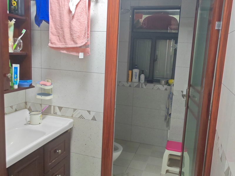 6室2廳2陽(yáng)臺(tái) 西府景苑衛(wèi)生間