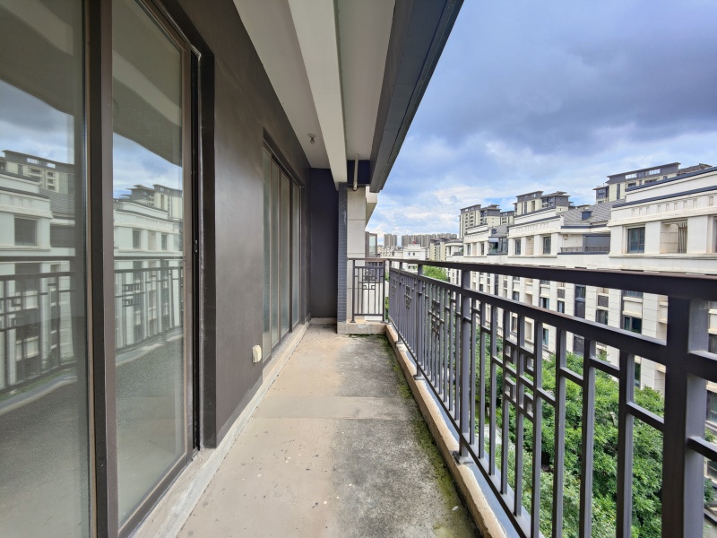 4室2廳2陽臺(tái) 中海云麓九里一期別墅陽臺(tái)