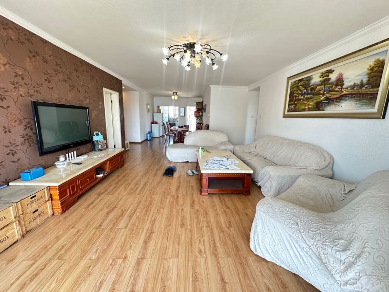 4室2廳2陽臺 世紀(jì)城華春苑客廳