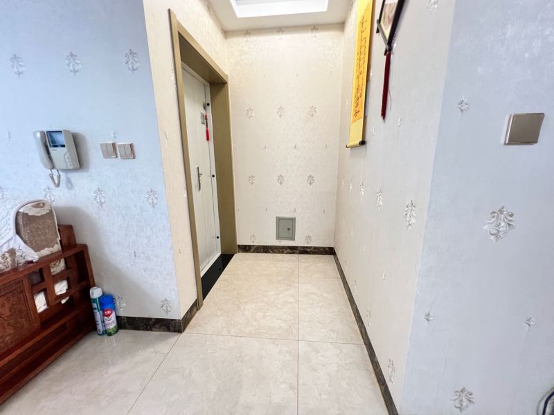 3室2廳1陽臺 金泉小區(qū)二期門廳