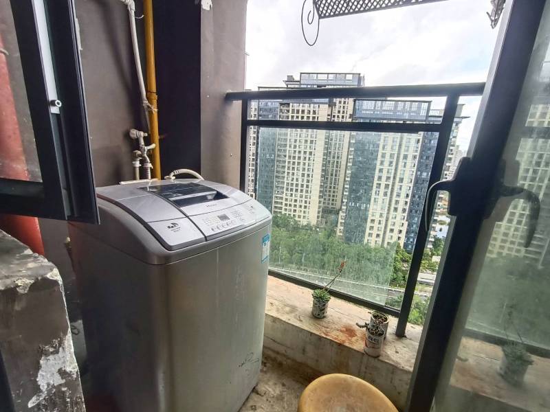 3室2廳2陽(yáng)臺(tái) 俊發(fā)逸天峰陽(yáng)臺(tái)