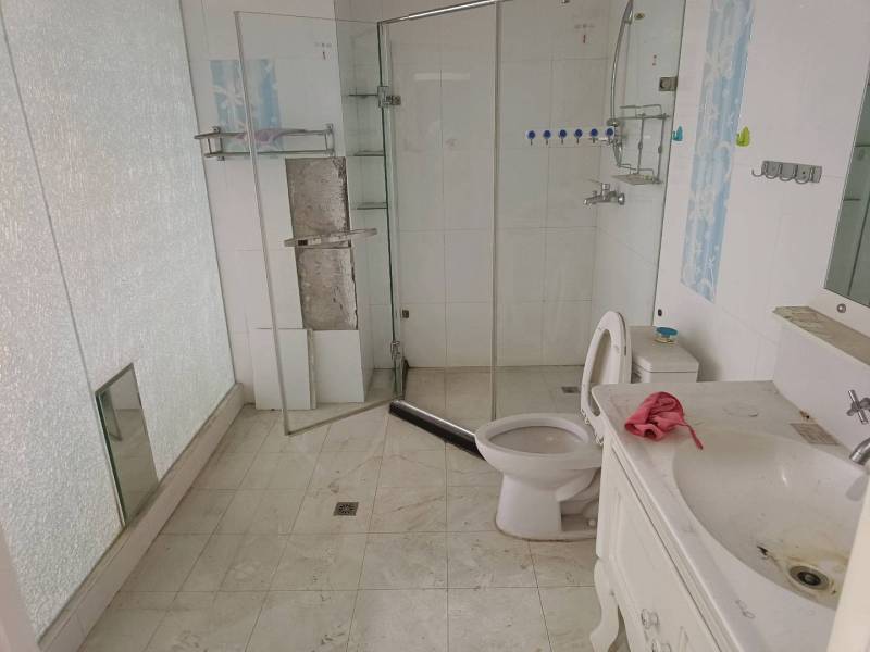 5室2廳2陽臺 香檳小鎮(zhèn)別墅衛(wèi)生間