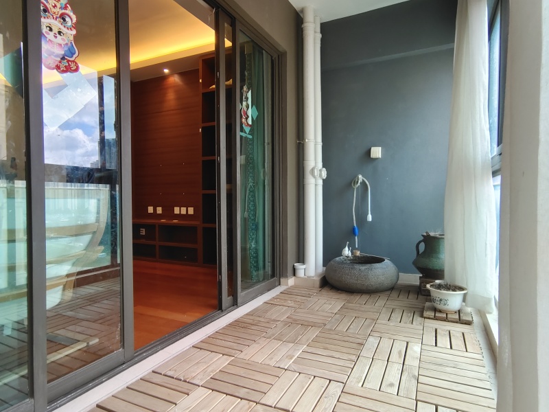 4室2廳2陽(yáng)臺(tái) 金域緹香陽(yáng)臺(tái)