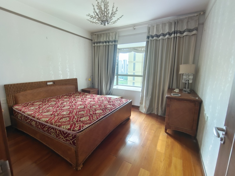 4室2廳2陽(yáng)臺(tái) 金域緹香臥室