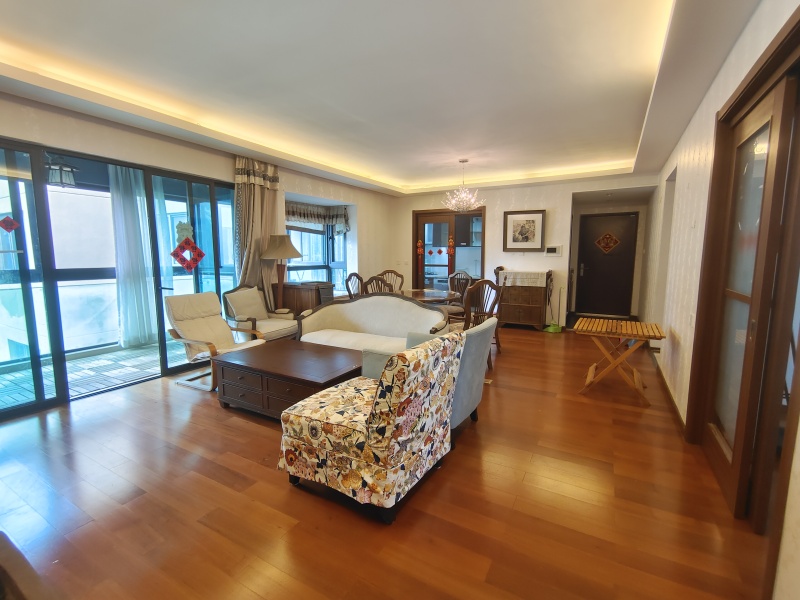 4室2廳2陽(yáng)臺(tái) 金域緹香客廳