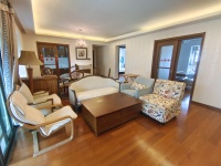 4室2廳2陽(yáng)臺(tái) 金域緹香客廳