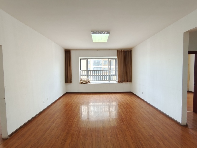 4室2廳2陽(yáng)臺(tái) 銀河北庭客廳