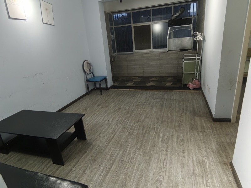 2室1廳2陽臺 春光小區(qū)客廳