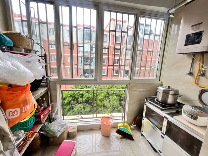 3室2廳1陽臺 金泉小區(qū)二期陽臺