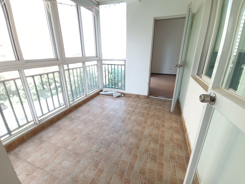 5室2廳2陽臺(tái) 名仕銀航陽臺(tái)