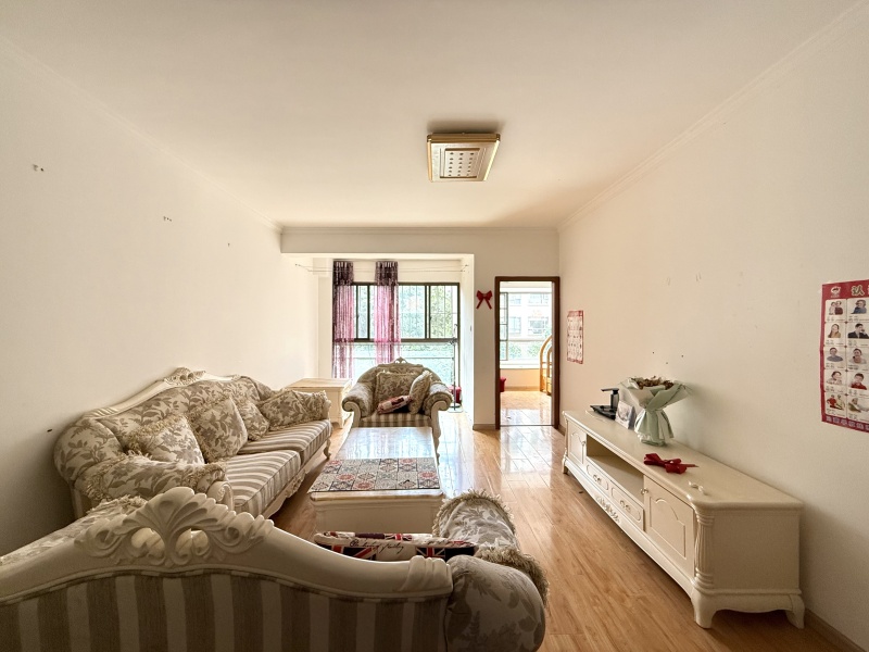 3室1廳1陽臺 西南海天璽苑客廳