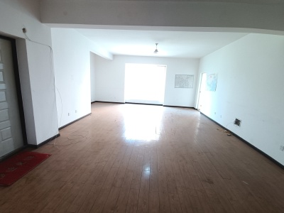 5室2廳2陽臺(tái) 名仕銀航客廳