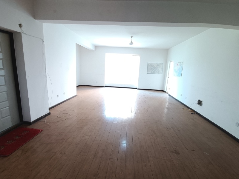 5室2廳2陽臺(tái) 名仕銀航客廳