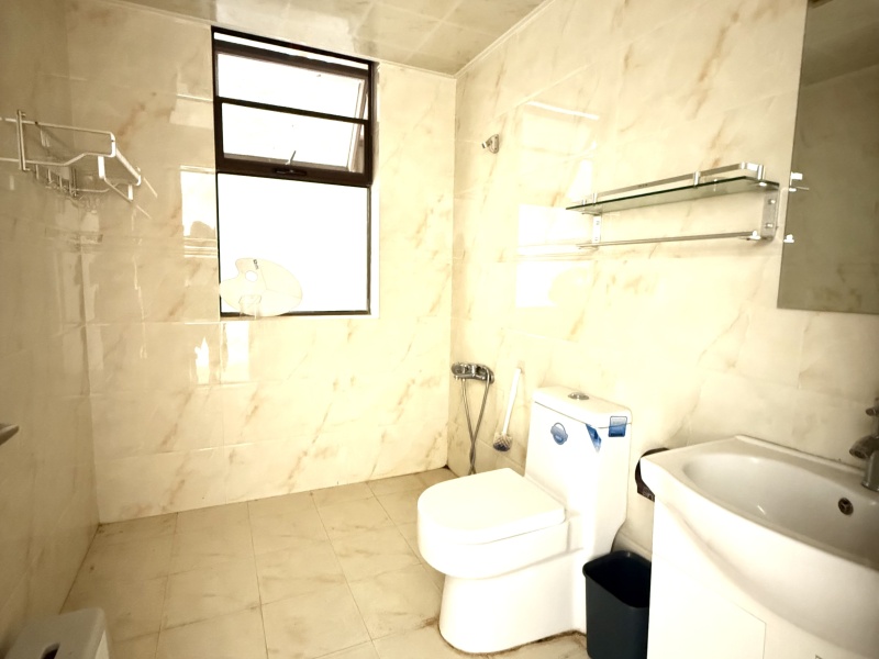 3室1廳1陽臺 西南海天璽苑衛(wèi)生間