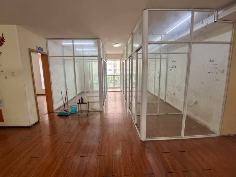 5室2廳2陽臺 世紀(jì)城華春苑客廳