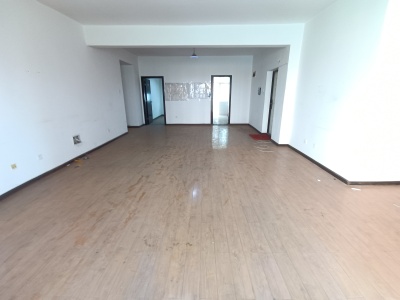 5室2廳2陽臺(tái) 名仕銀航客廳